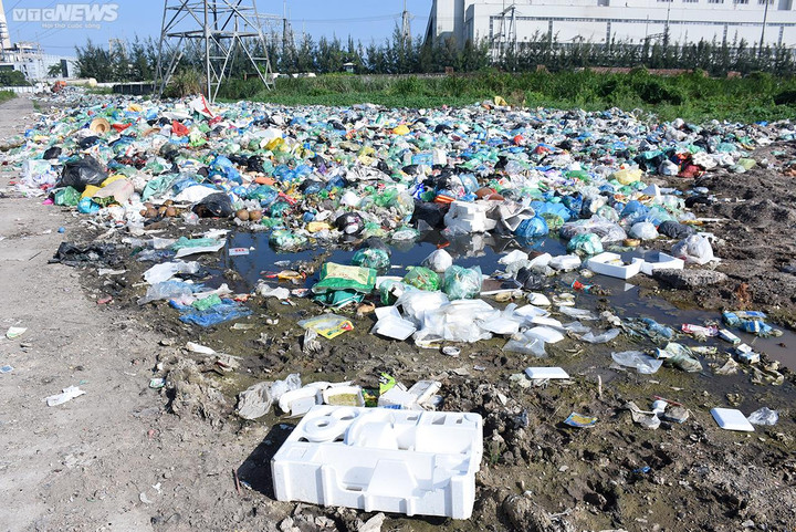 Vì sao rác đổ tràn lan ở khu tập kết nhưng địa phương chưa xử lý dứt điểm? - 4