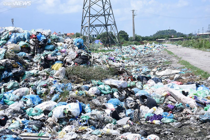 Vì sao rác đổ tràn lan ở khu tập kết nhưng địa phương chưa xử lý dứt điểm? - 6