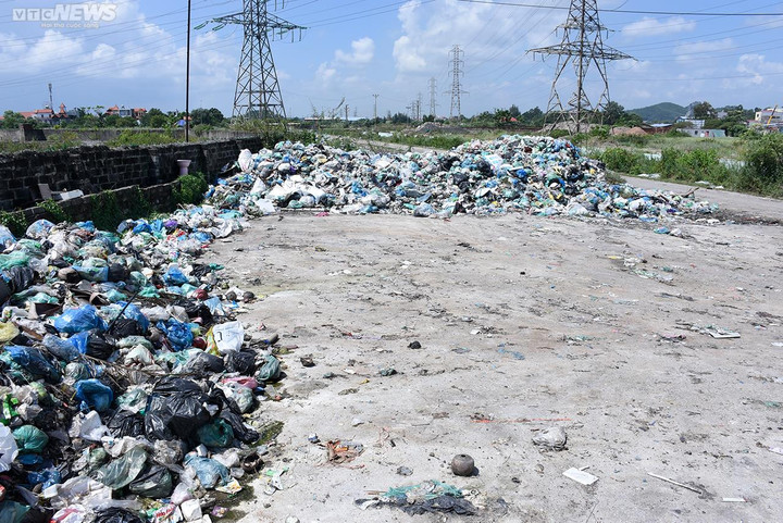Vì sao rác đổ tràn lan ở khu tập kết nhưng địa phương chưa xử lý dứt điểm? - 7