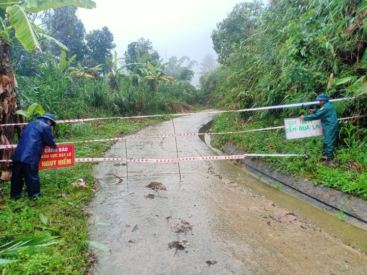 Mưa lớn gây sạt lở trong đêm, hàng trăm hộ dân ở miền núi Quảng Nam bị cô lập - 1