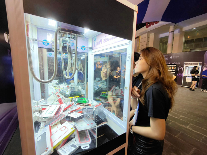 Loạt đại lý điện thoại mở cửa xuyên đêm giao iPhone 14 cho khách hàng - 8