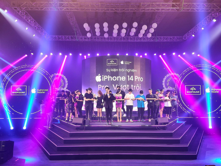 Loạt đại lý điện thoại mở cửa xuyên đêm giao iPhone 14 cho khách hàng - 7