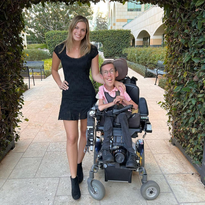 Cô gái yêu và dọn về sống chung với chàng khuyết tật sau 2 tuần quen trên mạng - 1