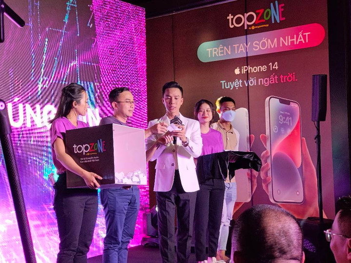 Loạt đại lý điện thoại mở cửa xuyên đêm giao iPhone 14 cho khách hàng - 6