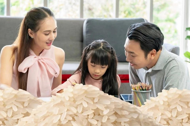 Giúp con đếm 10.000 hạt gạo để làm bài tập, phụ huynh bị dân mạng 'ném đá' - 1