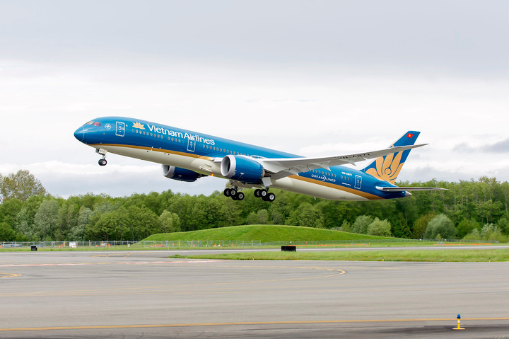 Hàng loạt chuyến bay Vietnam Airlines bị hủy vì bão số 5 - 1