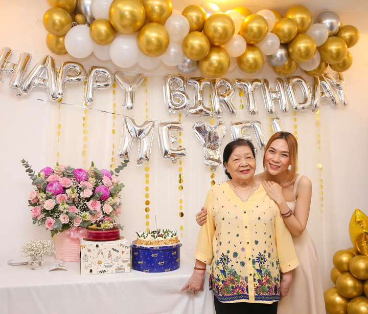 Sao Việt 16/10: Mỹ Tâm trẻ đẹp rạng rỡ bên bố mẹ - 1