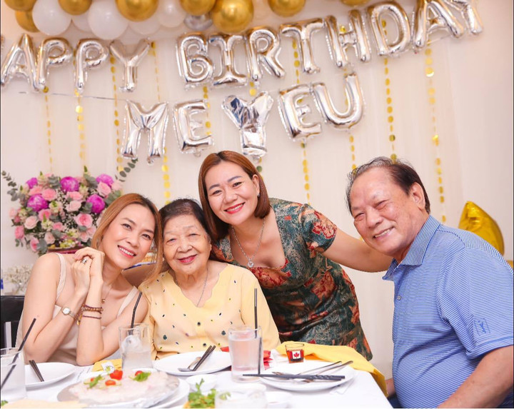 Sao Việt 16/10: Mỹ Tâm trẻ đẹp rạng rỡ bên bố mẹ - 2