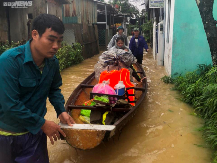 Huế: Dân quân đẩy thuyền đưa sản phụ đi sinh - 1