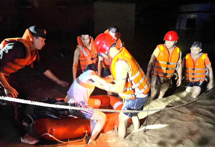 Đà Nẵng ngập lịch sử: Nước dâng thần tốc, dân mắc kẹt tại nhà, kêu cứu khắp nơi - 2