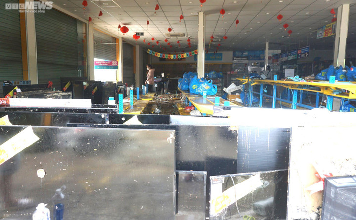 Sau mưa lũ lịch sử, người Đà Nẵng rớt nước mắt nhìn tài sản chìm trong bùn đất - 3