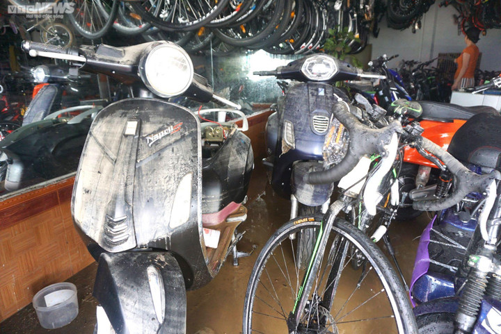 Sau mưa lũ lịch sử, người Đà Nẵng rớt nước mắt nhìn tài sản chìm trong bùn đất - 7