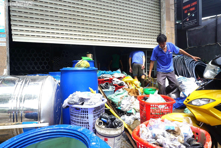 Sau mưa lũ lịch sử, người Đà Nẵng rớt nước mắt nhìn tài sản chìm trong bùn đất - 5