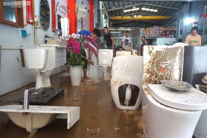 Sau mưa lũ lịch sử, người Đà Nẵng rớt nước mắt nhìn tài sản chìm trong bùn đất - 4