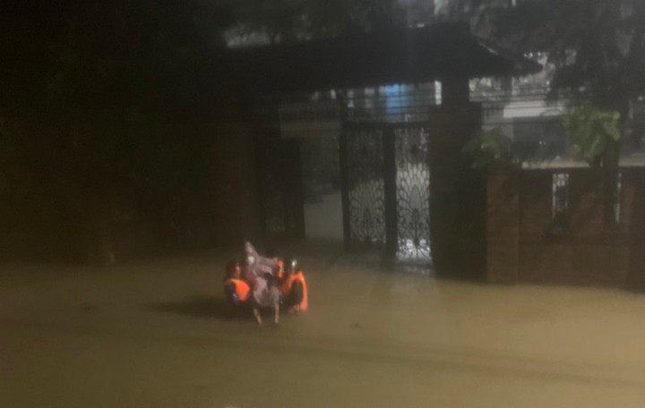 Vượt lũ ở Thừa Thiên - Huế đưa người đàn ông suy tim đi cấp cứu trong đêm - 1