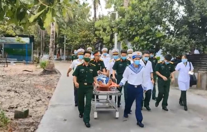 Trực thăng EC 225 đưa ngư dân từ Đảo Nam Yết về đất liền chữa trị - 2