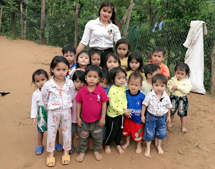 Thót tim, quặn lòng cảnh cô giáo vùng cao Quảng Nam bám thân cây vượt suối - 2