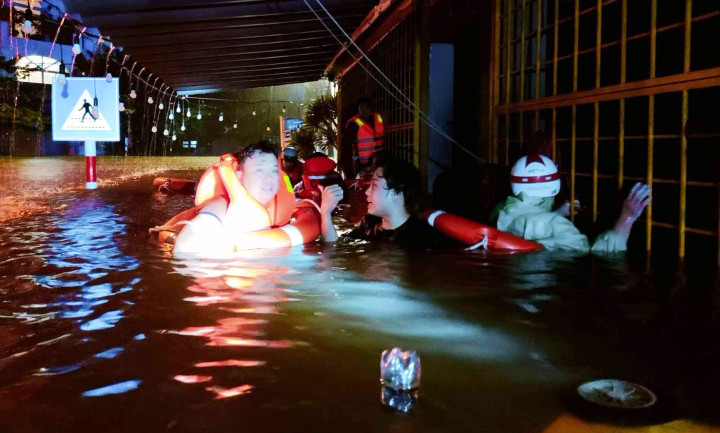 Áp thấp nhiệt đới đổ bộ đất liền Quảng Nam-Quảng Ngãi, miền Trung mưa trắng trời - 1