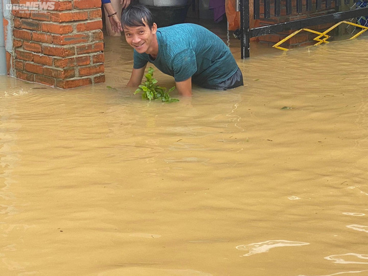Thừa Thiên - Huế: Hơn 11 nghìn ngôi nhà bị ngập lụt, dân bơi trong biển nước - 4