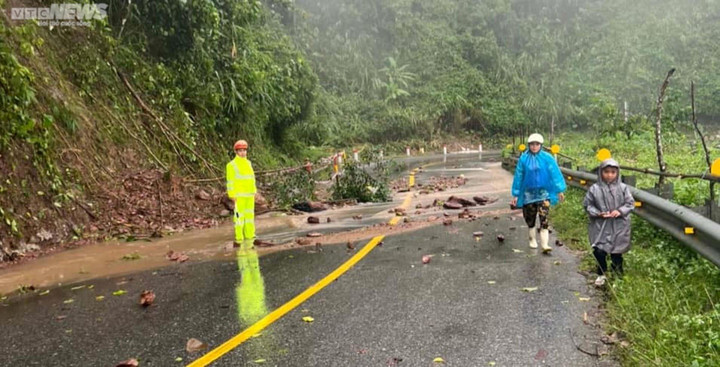 Thừa Thiên - Huế: Hơn 11 nghìn ngôi nhà bị ngập lụt, dân bơi trong biển nước - 9