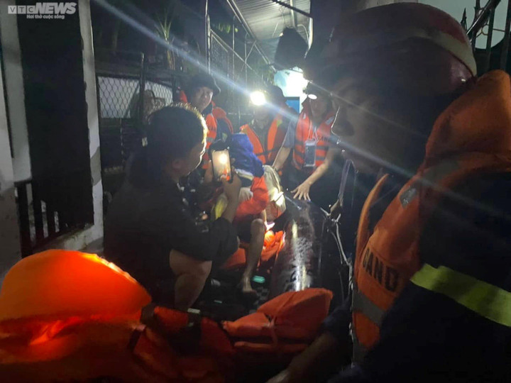 Thừa Thiên - Huế: Hơn 11 nghìn ngôi nhà bị ngập lụt, dân bơi trong biển nước - 11