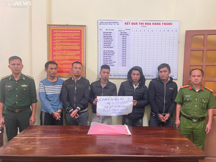 Vứt hàng chục nghìn viên ma tuý rồi bỏ chạy khi thấy lực lượng chức năng - 1