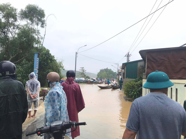 Hơn 1.300 ngôi nhà ở Quảng Trị ngập sâu trong lũ - 1