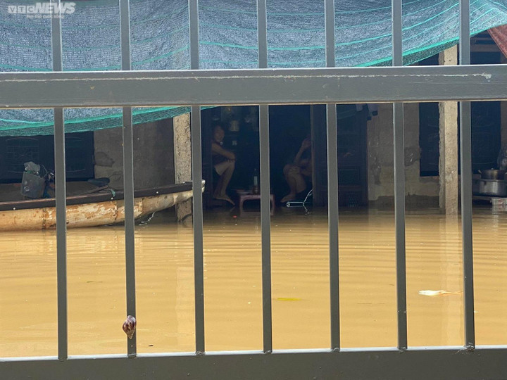 Thừa Thiên - Huế: Hơn 11 nghìn ngôi nhà bị ngập lụt, dân bơi trong biển nước - 3