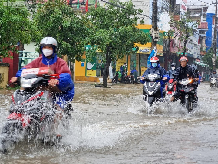 Quảng Bình: Sơ tán gần 2 vạn dân đề phòng lũ quét, sạt lở đất - 2