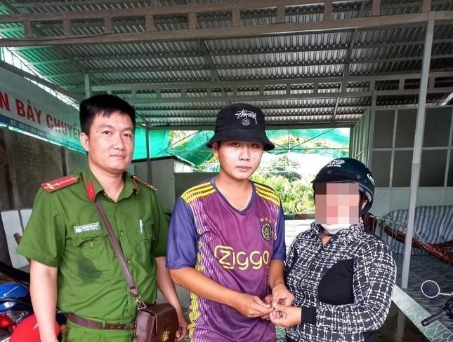 Nhân viên cây xăng Cà Mau trả lại nhẫn vàng cho khách đánh rơi - 1