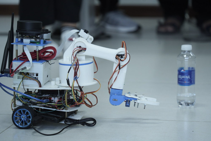 Nhóm học sinh ở Đà Nẵng sáng chế gậy thông minh dẫn đường cho người khiếm thị - 3