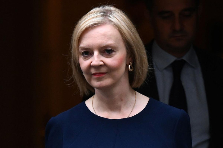 Sóng gió bủa vây Thủ tướng Anh Liz Truss - 1