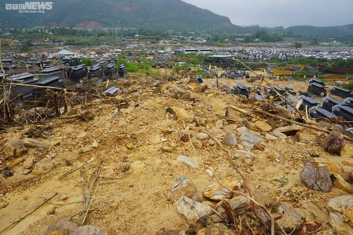 Nghĩa trang lớn nhất Đà Nẵng tan hoang sau trận mưa lịch sử - 9