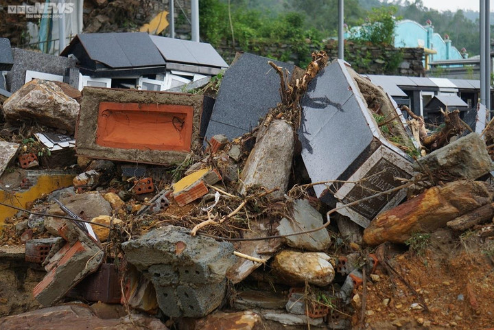 Nghĩa trang lớn nhất Đà Nẵng tan hoang sau trận mưa lịch sử - 4