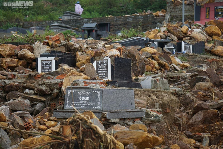 Nghĩa trang lớn nhất Đà Nẵng tan hoang sau trận mưa lịch sử - 1