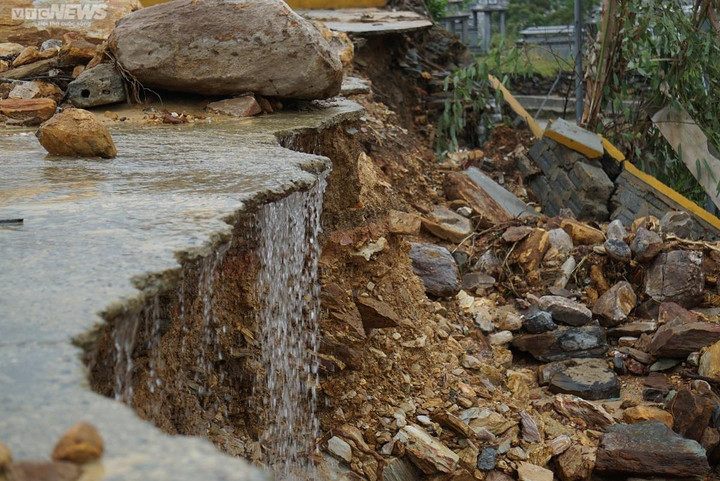 Nghĩa trang lớn nhất Đà Nẵng tan hoang sau trận mưa lịch sử - 8