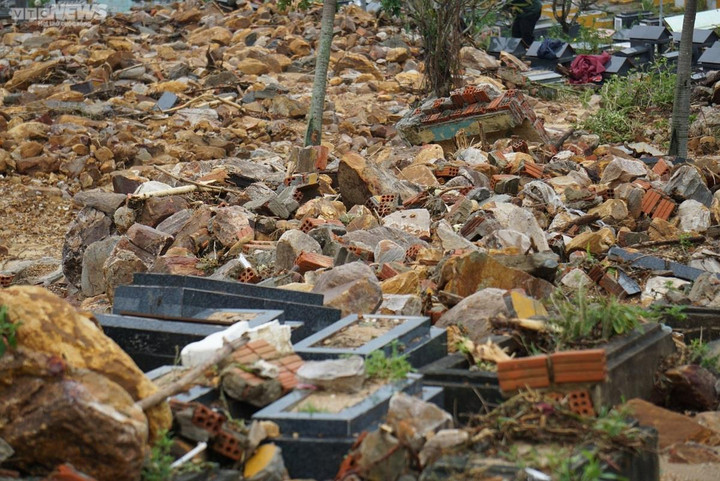 Nghĩa trang lớn nhất Đà Nẵng tan hoang sau trận mưa lịch sử - 7