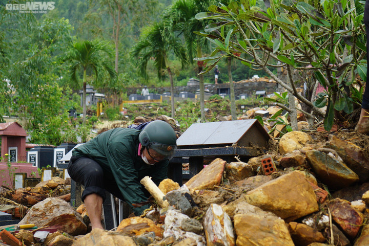 Nghĩa trang lớn nhất Đà Nẵng tan hoang sau trận mưa lịch sử - 5
