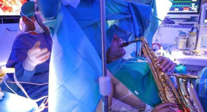 Bệnh nhân chơi saxophone suốt 9 giờ phẫu thuật não - 1