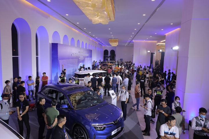 Cộng đồng VinFast TP.HCM phấn khích trong lần đầu chiêm ngưỡng VF 9 - 1