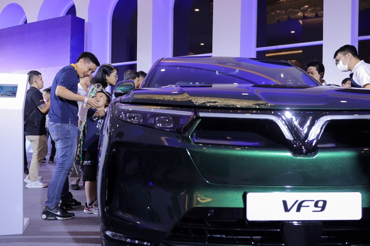 Cộng đồng VinFast TP.HCM phấn khích trong lần đầu chiêm ngưỡng VF 9 - 2