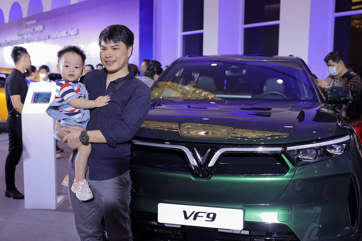 Cộng đồng VinFast TP.HCM phấn khích trong lần đầu chiêm ngưỡng VF 9 - 3