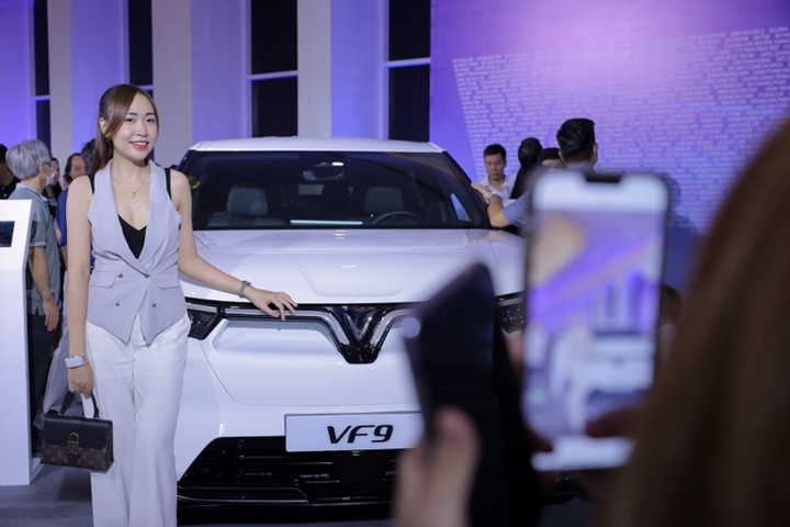 Cộng đồng VinFast TP.HCM phấn khích trong lần đầu chiêm ngưỡng VF 9 - 6