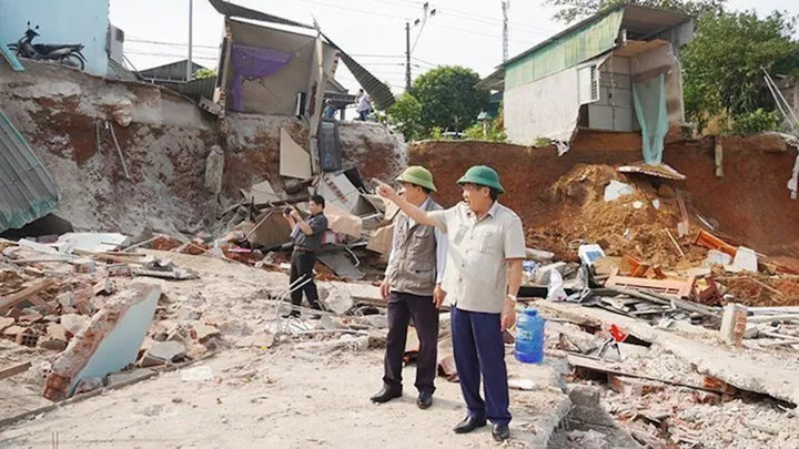 Bờ sông Thạch Hãn sạt lở vùi lấp nhiều căn nhà: Vì sao người dân không di dời? - 1