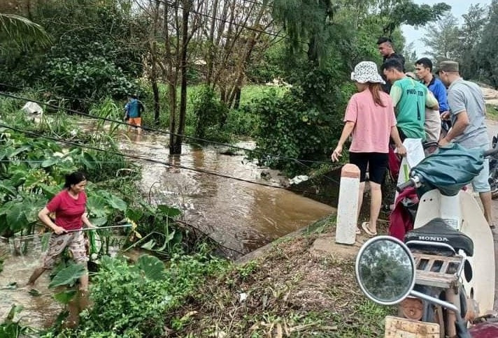 Vỡ ao, hơn 32 tấn cá của ngư dân Quảng Bình bị lũ cuốn trôi - 1