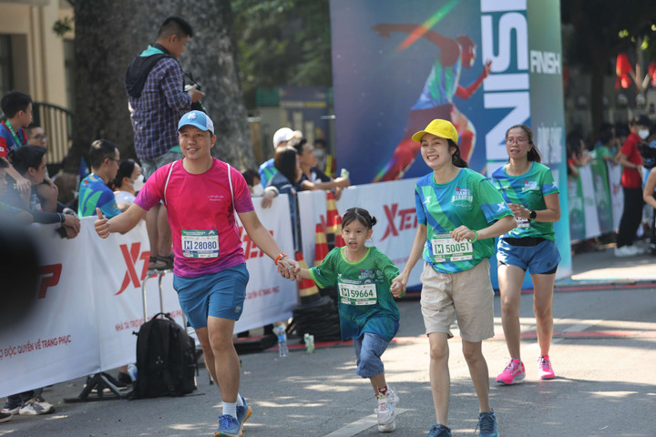 Những runner gây ấn tượng đặc biệt tại VPBank Hanoi Marathon - 8
