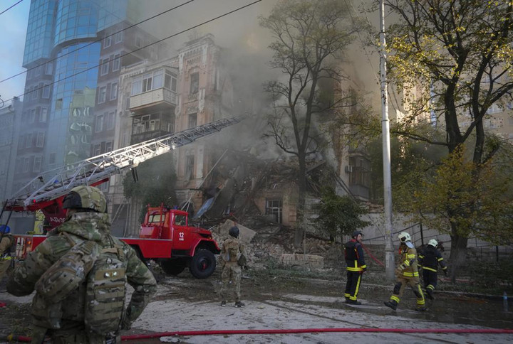 Ảnh hiện trường các vụ nổ khắp Kiev, nghi do UAV tấn công - 6