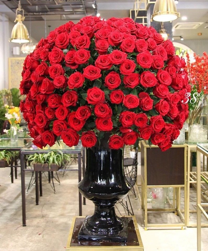 Cận cảnh những bó hoa 20/10 giá hàng chục triệu đồng - 4