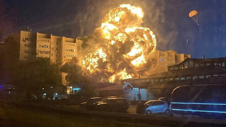 Tiêm kích Su-34 rơi trúng tòa nhà chung cư ở Nga - 1