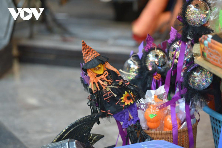 Trước thềm Halloween, phố Hàng Mã ngập đồ hóa trang kinh dị - 5
